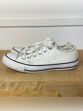 Converse All Star white textured/patterned lace up sneakers women’s size 8.5